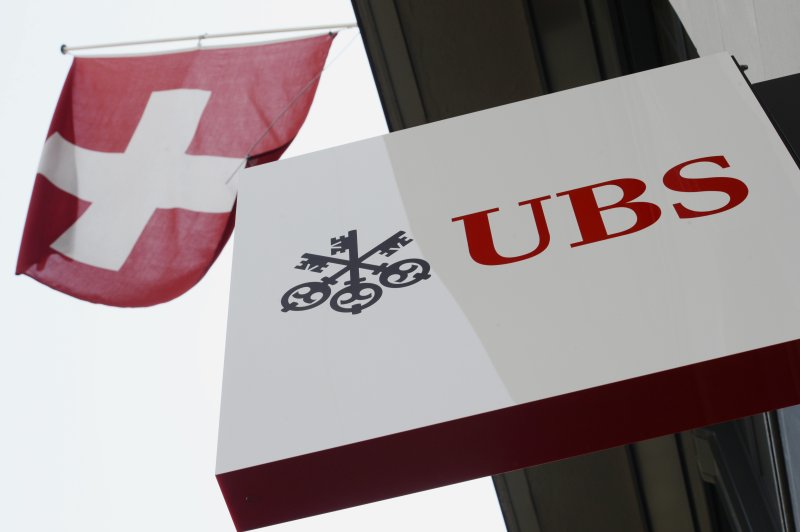 [취리히(스위스)=AP/뉴시스]스위스 최대 은행 UBS 은행 건물에 UBS 로고와 내걸린 스위스 국기가 보인다. 2023.03.19.