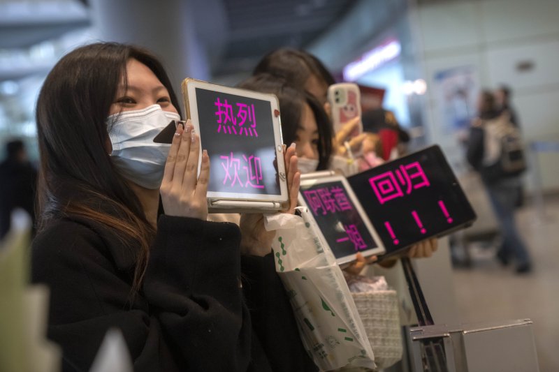 [베이징=AP/뉴시스] 15일 중국 베이징 국제공항 국제선 입국장에서 마스크를 쓴 마중객들이 환영 문구가 쓰인 태블릿 PC를 들고 입국자를 기다리고 있다. 중국 정부가 15일부터 외국인에 대한 관광 비자 발급을 재개해 코로나19 대유행으로 3년간 닫혔던 중국의 빗장이 풀어졌다. 2023.03.15.