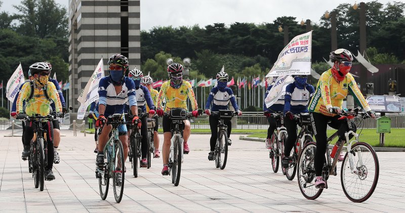 국토종주자전거길안전지킴이단연대 등 자전거동호회 회원들이 어린이·노인 교통안전사고 반으로 줄이기 전국자전거캠페인을 벌이고 있다. ⓒ News1