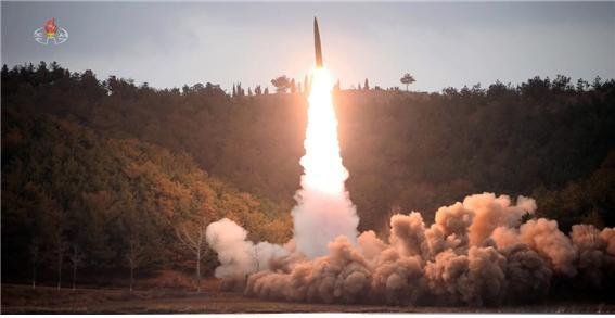 합동참모본부는 북한이 19일 오전 동해상으로 단거리탄도미사일(SRBM) 1발을 발사한 것으로 파악됐다고 밝혔다. 사진은 지난 14일 북한이 발사한 SRBM의 발사 장면. 사진=조선중앙TV 캡처