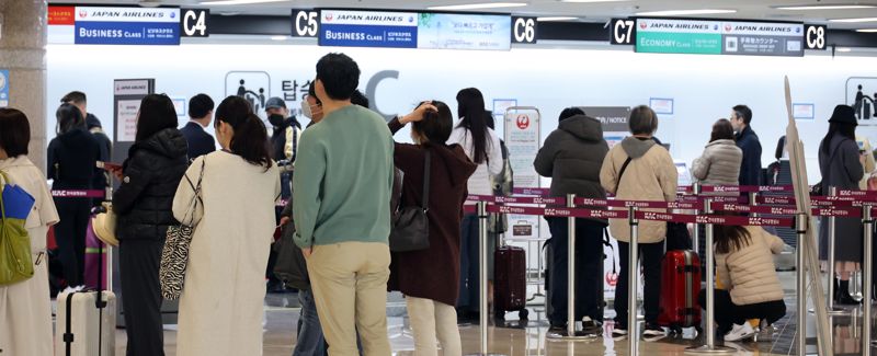 19일 서울 강서구 김포국제공항 출국장에 일본행 여행객들이 탑승수속을 받기위해 줄서 있다. 사진=박범준 기자