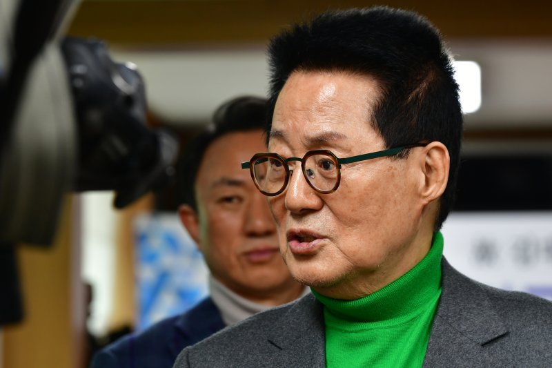 [광주=뉴시스] 이영주 기자 = 지난달 1일 박지원 전 국가정보원장이 광주 동구 민주의집에서 발언하고 있다. 2023.02.01. leetyj2578@newsis.com