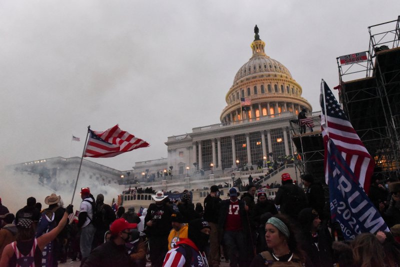 2021년 1월6일(현지시간) 미국 워싱턴DC 의회 앞에서 도널드 트럼프 당시 미국 대통령 지지자들이 바깥으로 모이는 가운데 경찰이 최루탄을 쏘며 해산을 시도하고 있는 모습. ⓒ 로이터=뉴스1 ⓒ News1 김현 특파원