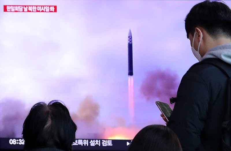 16일 서울역 대합실에서 시민들이 북한의 탄도미사일 발사 관련 뉴스를 바라보고 있다. 2023.3.16/뉴스1 ⓒ News1 이동해 기자