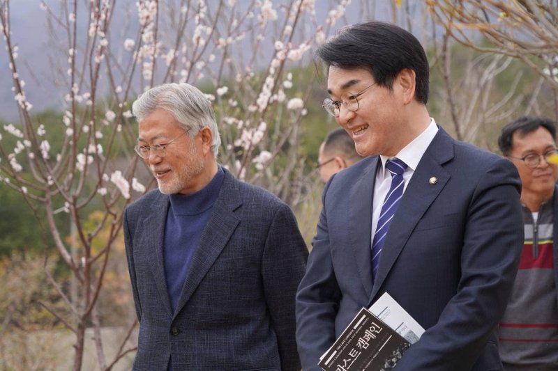 문재인 전 대통령(왼쪽)과 박용진 더불어민주당 의원. (박 의원 페이스북 갈무리) ⓒ News1