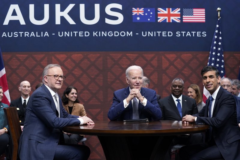 [샌디에이고=AP/뉴시스] 조 바이든(가운데) 미국 대통령이 13일(현지시간) 캘리포니아주 샌디에이고의 포인트 로마 해군기지에서 열린 오커스(AUKUS: 호주·영국·미국의 안보동맹) 정상 회담 중 앤서니 앨버니지(왼쪽) 호주 총리, 리시 수낵 영국 총리를 만나고 있다. 2023.03.14.