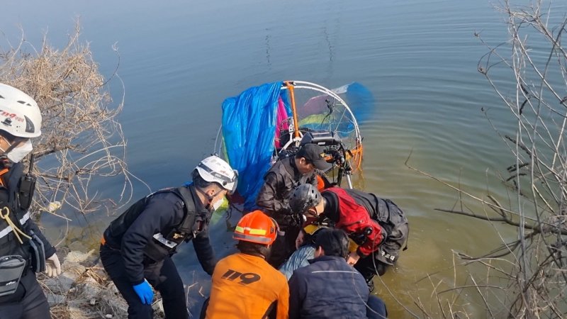 19일 오전 8시 28분께 충남 아산시 선장면에서 패러글라이딩하던 남성 2명이 착륙 중 물에 빠졌다.(아산소방서 제공)
