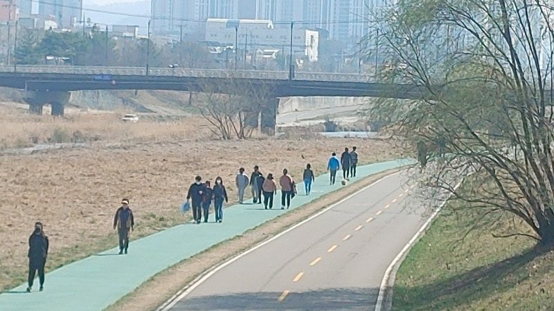 19일 오후 충북 청주시 무신천변 산책길을 찾은 시민들이 거닐고 있다. /뉴스1
