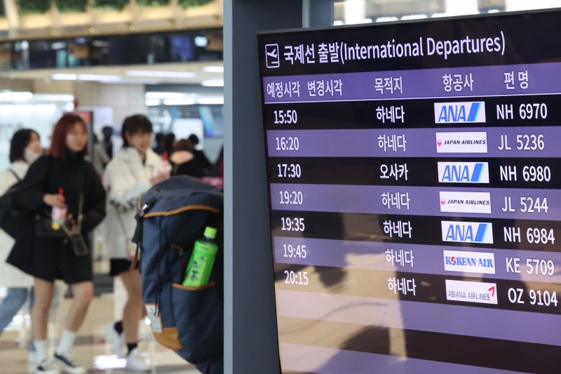 일본 여행객 급증 (서울=연합뉴스) 김주성 기자 = 올해 인천공항과 김포공항을 통해 일본을 찾은 항공편 여객 수가 두 달 반 만에 작년 한 해 전체 여객의 수를 넘어섰다. 19일 인천국제공항공사와 한국공항공사에 따르면 올해 1월1일부터 3월16일까지 인천공항과 김포공항에서 일본으로 출발한 여객 수는 총 135만1천671명으로 작년 한 해 전체 여객 수인 129만4천82명을 보다 약 5만8천명 많다. 사진은 이날 오후 서울 강서구 김포공항 국제선 출국장. 2023.3.19 utzza@yna.co.kr (끝)
