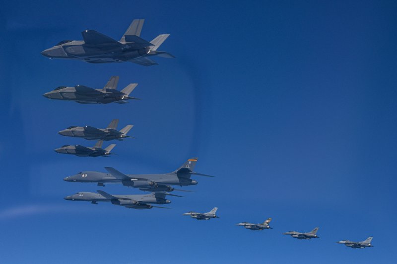 한미 공군, 연합공중훈련 시행. 한미 공군이 19일 한반도 상공에서 한국측 F-35A 전투기와 미국 공군 B-1B 전략폭격기 및 F-16 전투기가 참여한 가운데 연합공중훈련을 실시하고 있다. 사진=국방부 제공