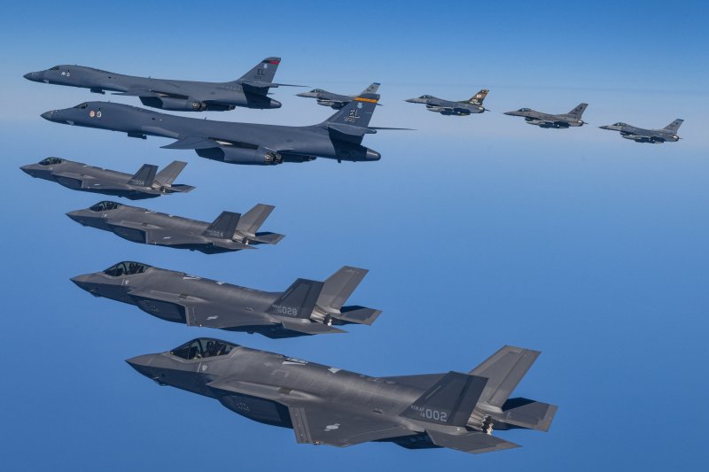 한미 공군이 19일 한반도 상공에서 한국측 F-35A 전투기와 미국 공군 B-1B 전략폭격기 및 F-16 전투기가 참여한 가운데 연합공중훈련을 실시하고 있다. 사진=국방부 제공