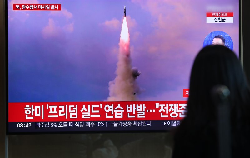 13일 오전 서울역 대합실에서 시민들이 북한의 미사일 발사 관련 뉴스를 시청하고 있다. 합동참모본부는 이날 "우리 군은 어제(12일) 아침 북한 신포 인근 해상 북한 잠수함에서 시험 발사한 미상 미사일을 포착했다＂며 ＂세부 제원은 한미 정보당국이 정밀분석 중에 있다＂고 밝혔다. 2023.3.13/뉴스1 ⓒ News1 이동해 기자