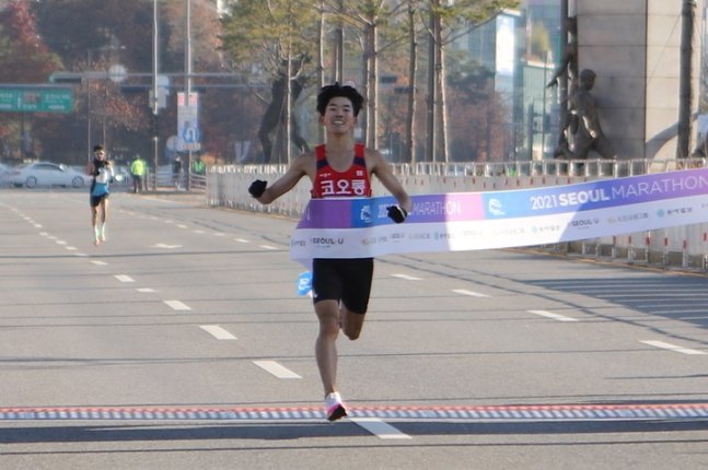 [서울=뉴시스]제92회 동아마라톤대회 남자부 우승 차지한 박민호. (사진 = 대한육상연맹 제공) *재판매 및 DB 금지