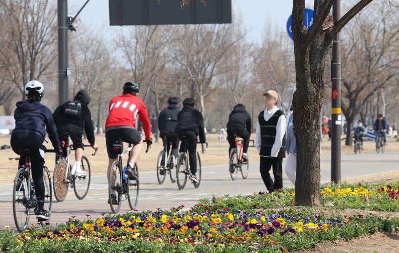 포근한 봄날씨를 보인 19일 서울 여의도 한강공원에서 시민들이 자전거를 타며 휴일을 즐기고 있다. 기상청은 당분간 내륙을 중심으로 낮과 밤의 기온 차가 15도 이상으로 매우 크겠으니 환절기 건강 관리에 유의해야 한다고 밝혔다. 사진=김범석 기자