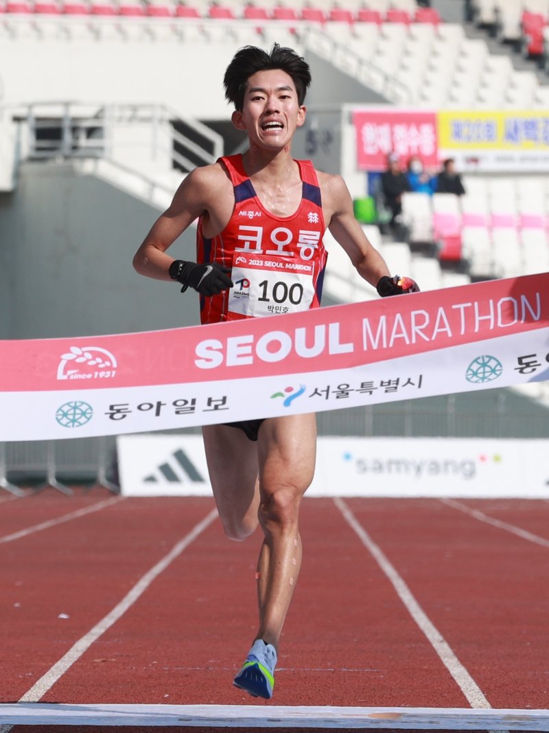 서울마라톤 1위로 결승선을 통과한 박민호 (대한육상연맹 제공)