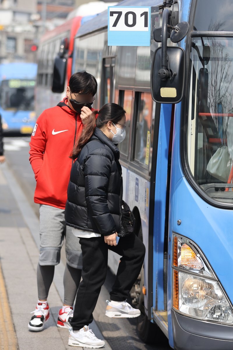 대중교통 내 마스크 착용 의무 해제를 하루 앞둔 19일 서울역 인근 버스정류장에서 시민들이 마스크를 착용한 채 버스에 오르고 있다.