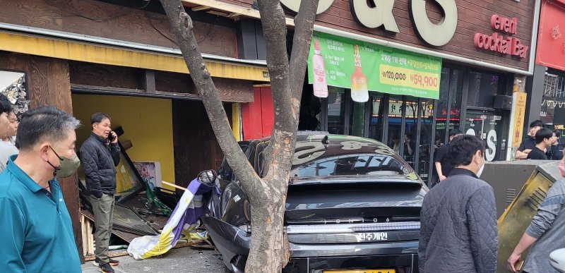 19일 오후 6시께 전북 전주시 완산구 서부신시가지에서 택시 1대가 상가로 돌진하는 사고가 발생했다.(독자 제공)2023.3.19/뉴스1