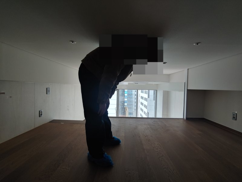 1.2m 다락 높이로 성인 남성이 제대로 허리도 펴지 못하고 있다(독자 제공).