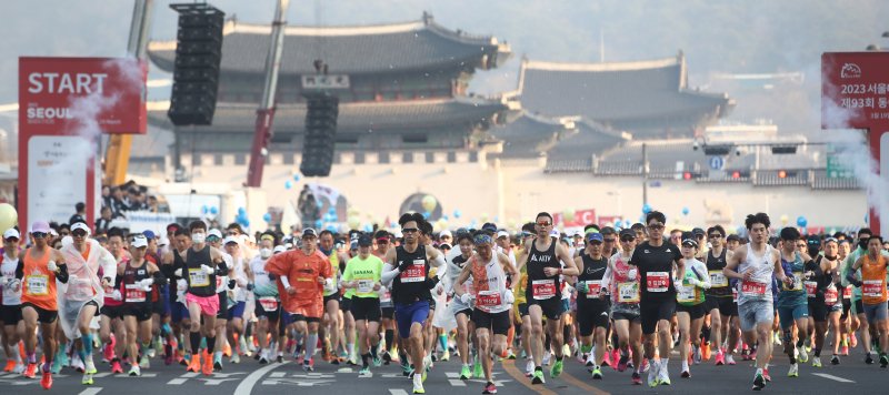19일 오전 서울 종로구 광화문광장에서 열린 2023 서울마라톤에서 참가자들이 힘차게 출발하고 있다. 이번 대회는 4년 만에 엘리트와 마스터스가 모두 참가하는 오프라인 대회로 열렸다. 2023.3.19/뉴스1 ⓒ News1 김민지 기자