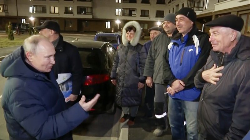 [AP/뉴시스] 러시아 TV 풀사진으로 19일 푸틴 러시아 대통령이 우크라이나 점령지 도네츠크주 마리우폴을 방문해 주민들과 말하고 있다