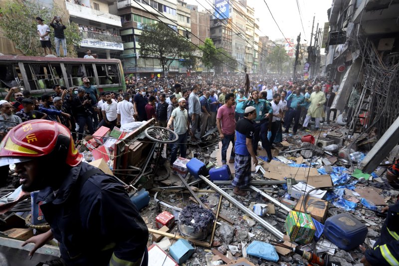 [다카=AP/뉴시스] 3월7일 방글라데시 다카의 건물 폭발 현장에 구경꾼들이 모여 있다. 소방 당국은 7층짜리 상가 건물이 폭발해 최소 18명이 숨지고 120여 명이 다쳤다고 밝혔다. 현지 경찰국장은 "이번 폭발을 사고로 보고 있으며 테러 행위는 아닌 것으로 보인다"라고 밝혔다. 2023.03.08.