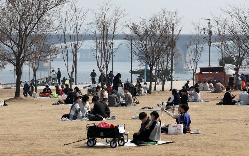 전국이 포근한 날씨를 보인 19일 오후 서울 여의도 한강공원을 찾은 시민들이 돗자리를 펴고 나들이를 즐기고 있다. 2023.3.19/뉴스1 ⓒ News1 구윤성 기자