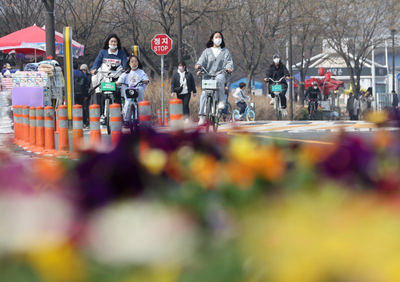 전국이 포근한 날씨를 보인 19일 오후 서울 여의도 한강공원을 찾은 시민들이 가벼운 옷차림으로 자전거를 타고 있다. 2023.3.19/뉴스1 ⓒ News1 구윤성 기자