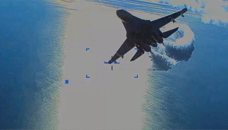 미 유럽사령부는 16일(현지시간) 러시아 Su-27 전투기가 2023년 3월14일 흑해 상공을 비행하고 있는 미 공군의 MQ-9 '리퍼' 드론에 접근하면서 연료를 뿌리고 있다. ⓒ 로이터=뉴스1 ⓒ News1 김현 특파원