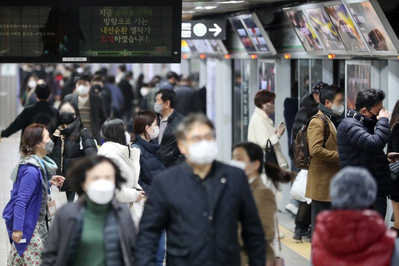 정부가 지하철·버스 등 대중교통에 대한 마스크 착용 의무를 오는 20일부터 해제한다. 17일 서울 중구 지하철 2호선 을지로입구역에서 시민들이 마스크를 착용하고 열차를 이용하고 있다. 2023.3.17/뉴스1 ⓒ News1 민경석 기자