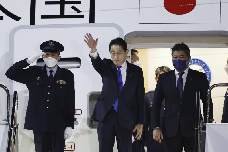 [도쿄=AP/뉴시스] 기시다 후미오 일본 총리가 지난 1월9일 도쿄 하네다 공항에서 주요 7개국(G7) 회원국 5개국 순방길에 오르며 전용기에 탑승하고 있는 모습.
