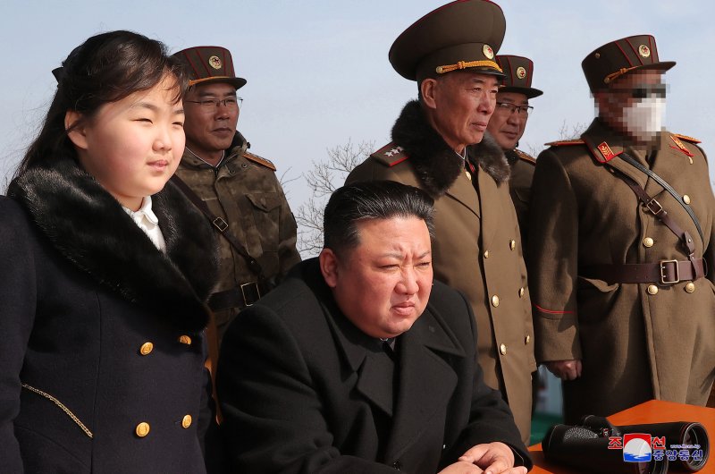 북한은 지난 18∼19일 전술핵운용부대들의 '핵반격 가상 종합전술훈련'을 진행했다며 김정은과 딸 '주애'와 함께 참관한 장면을 조선중앙통신이 20일 보도했다. 사진=조선중앙통신 캡처