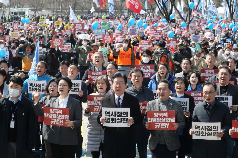 이재명 더불어민주당 대표(왼쪽 세 번째부터)와 박홍근 원내대표, 이해찬 상임고문이 18일 오후 서울 중구 서울광장에서 열린 '대일 굴욕외교 규탄 범국민대회'에 참석해 구호를 외치고 있다./뉴스1 ⓒ News1 민경석 기자