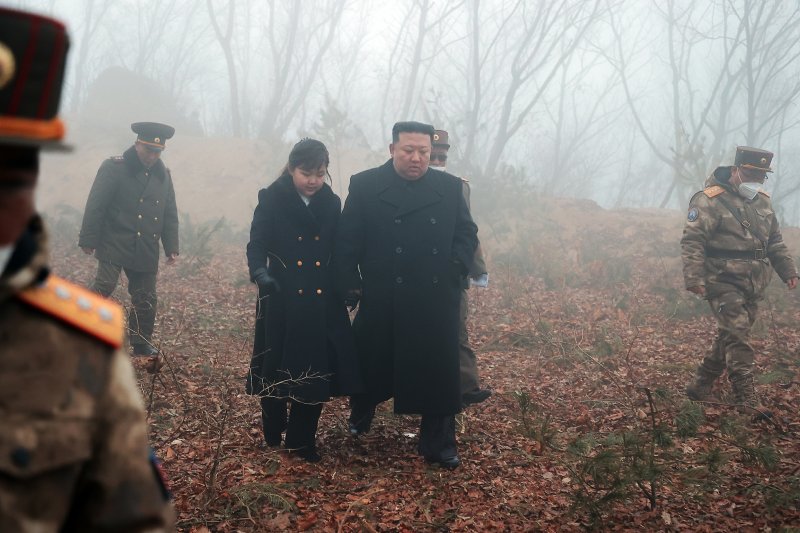 北 주말 '핵반격' 모의훈련.. 김정은이 딸과 함께 직접 지도