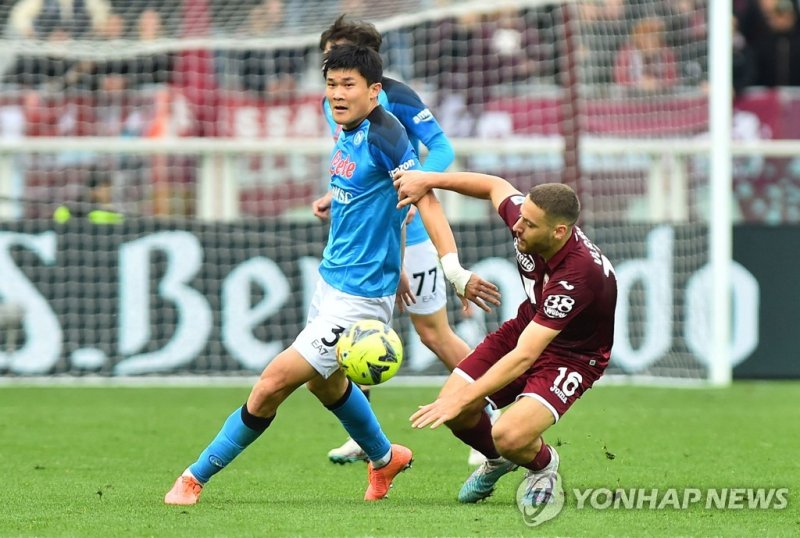 김민재 경기모습 Soccer Football - Serie A - Torino v Napoli - Stadio Olimpico Grande Torino, Turin, Italy - March 19, 2023 Napoli's Kim Min-jae in action with Torino's Nikola Vlasic REUTERS/Massimo Pinca