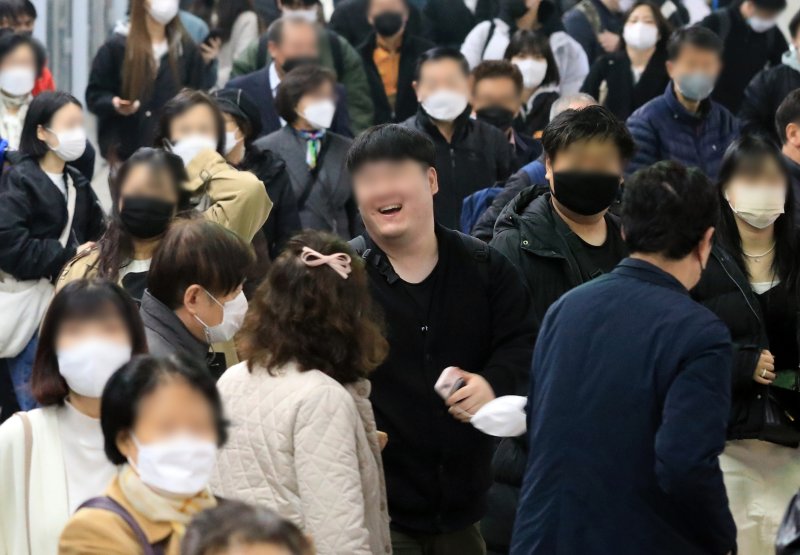 [서울=뉴시스] 김금보 기자 = 19일 오후 서울 용산구 용산역 승강장에서 한 이용객이 마스크를 벗고 있다. 20일부터 버스·지하철·택시 등 대중교통에서 마스크를 써야 하는 의무가 해제된다. 2023.03.19. kgb@newsis.com