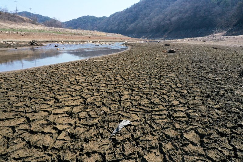 [화순=뉴시스] 이영주 기자 = 광주·전남에 가뭄이 이어지는 상황에 19일 오후 전남 화순군 사평면 주암호 상류 일부 강바닥이 메말라 갈라진 채 모습을 드러냈다. 2023.03.19. leeyj2578@newsis.com