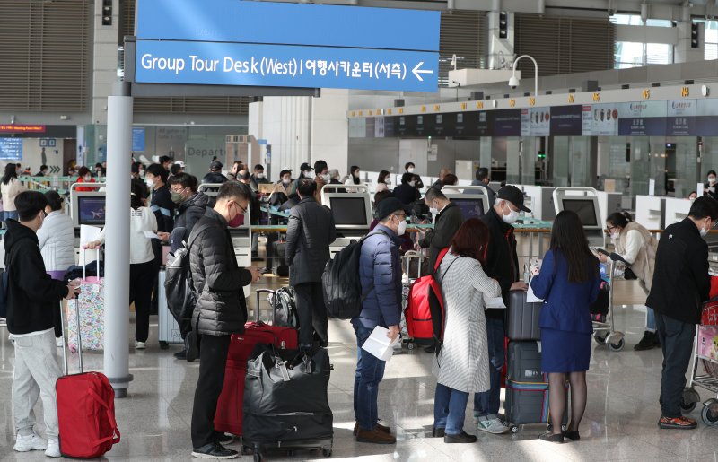 인천국제공항 1터미널 출국장에서 수속을 기다리는 시민들의 모습. 2023.3.7/뉴스1 ⓒ News1 신웅수 기자