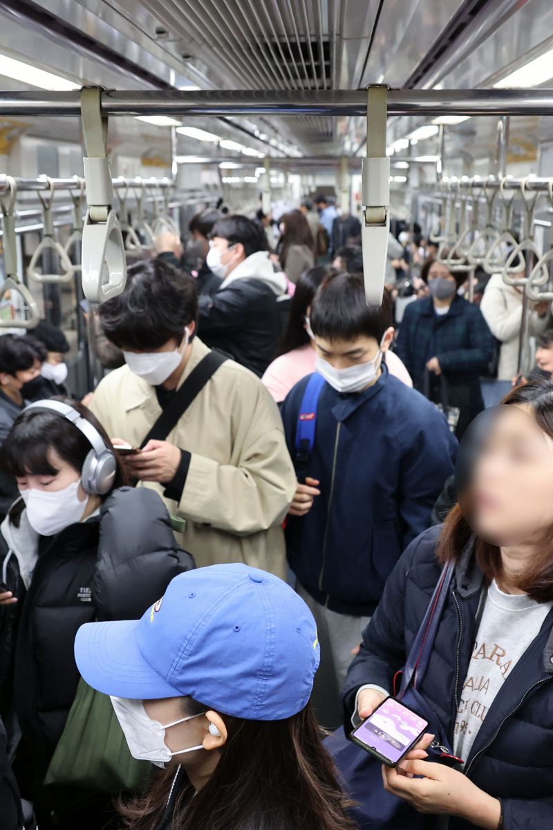 대중교통 마스크 착용 의무 해제 첫날인 20일 서울 지하철 이용 승객들이 대부분 마스크를 쓰고 있다. 사진=서동일 기자