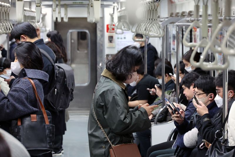 대중교통 마스크 착용 의무 해제 첫날인 20일 서울 지하철 이용 승객들이 대부분 마스크를 쓰고 있다. 사진=서동일 기자