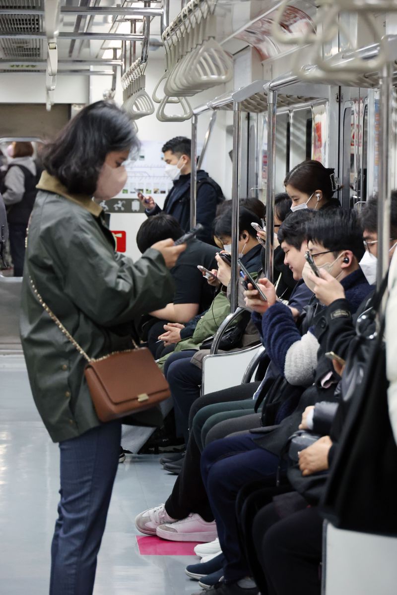 아직은 마스크 벗기가 그래요