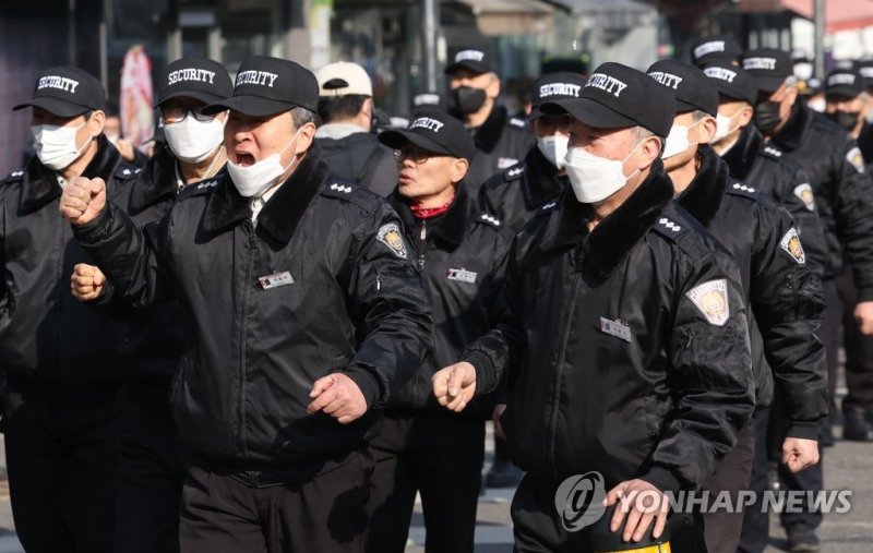 '갑질 관리자' 퇴진 요구하는 경비원들 (서울=연합뉴스) 신준희 기자 = 관리자의 '갑질'을 폭로하는 내용의 유서를 남기고 극단적 선택을 한 경비원이 일했던 강남구 대치동 아파트 앞에서 20일 동료 경비원들이 관리자 퇴진을 요구하는 집회를 벌이고 있다. /사진=연합뉴스