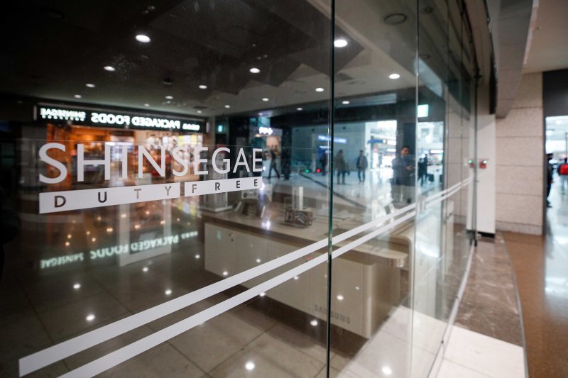 인천국제공항공사는 지난 17일 인천국제공항 면세점 입찰 1차 심사를 진행한 결과 일반 사업권 구역 중 DF1·2구역과 DF3·4구역은 신세계와 신라, DF5 구역은 신세계, 현대백화점, 신라를 복수 후보로 선정했다. 사진=연합뉴스