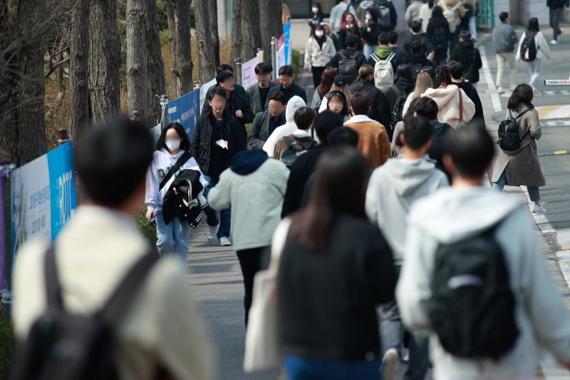 지난 3월 서울시내 대학교에서 학생들이 이동하고 있다. 지난 2월 비경제활동인구 중에 구직 활동이나 취업 준비를 하지 않고 활동 상태를 '쉬었음'이라고 답한 15~29세 청년층은 49만7000명으로 나타나 역대 최대치를 기록했다. 뉴스1화상