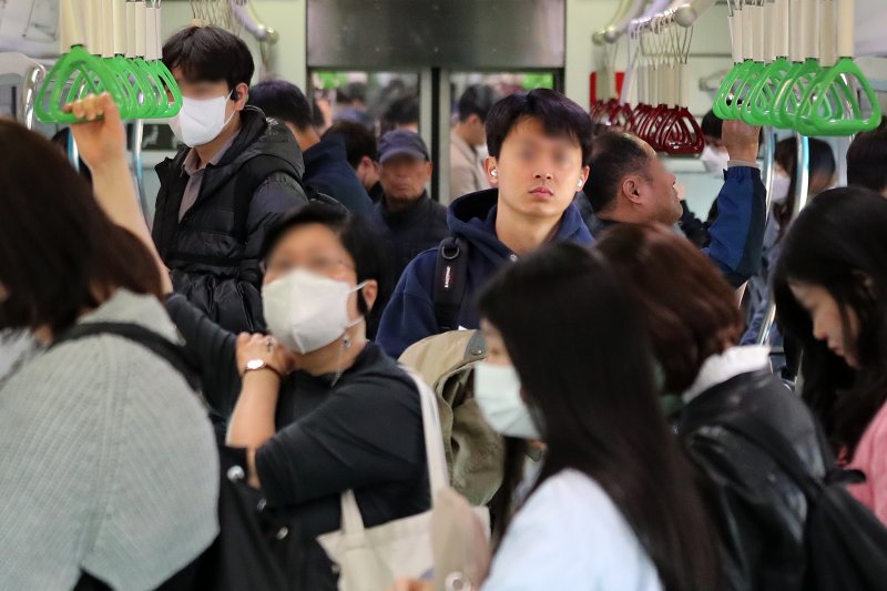 대중교통 마스크 착용 의무 해제 첫 날, 마스크 쓴 사람 반 벗은 사람 반 [뉴시스Pic] 