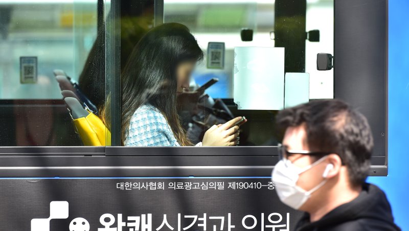 [대구=뉴시스] 이무열 기자 = 2년 5개월간 지속됐던 대중교통 내 마스크 착용 의무화가 해제된 20일 오후 대구 한 도로를 지나는 버스에 마스크를 벗은 승객과 착용한 승객이 탑승해 있다. 중앙방역대책본부(방대본)는 이날부터 버스와 지하철, 비행기 등 대중교통 수단을 이용할 때 마스크 착용 의무를 해제했다. 2023.03.20. lmy@newsis.com