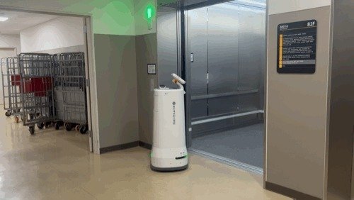 약제이송로봇 '피용'이 엘리베이터를 타고 약제를 나르는 모습.