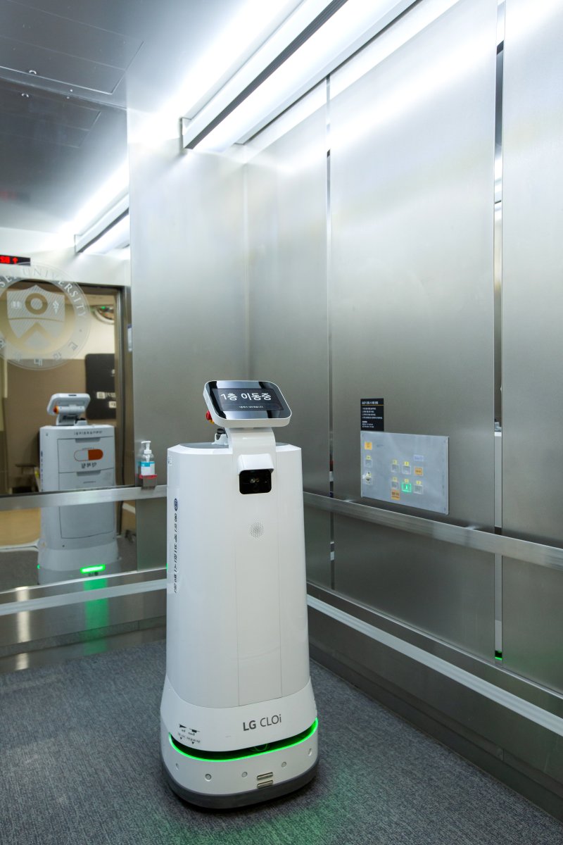 약제이송로봇 '피용'이 현대엘리베이터를 탑승한 모습(현대엘리베이터 제공).