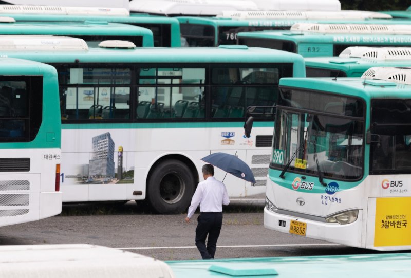 “아기가 탑승했습니다” 센스만점 버스 기사님과 자리 양보한 승객 [따뜻했슈]