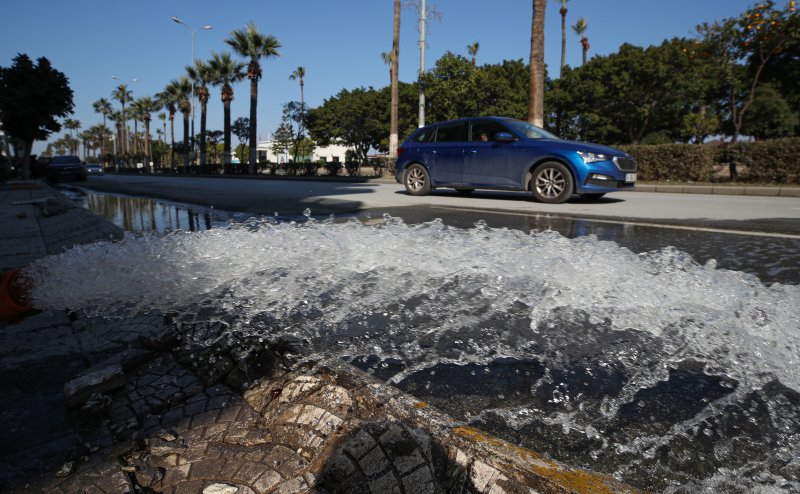 [이스켄데룬=뉴시스] 권창회 기자 = 12일 오전(현지시간) 튀르키예 하타이주 이스켄데룬 해안가 인근 건물에서 최근 지중해 해수면 상승으로 인한 바닷물을 빼고 있다. 2023.02.12. kch0523@newsis.com