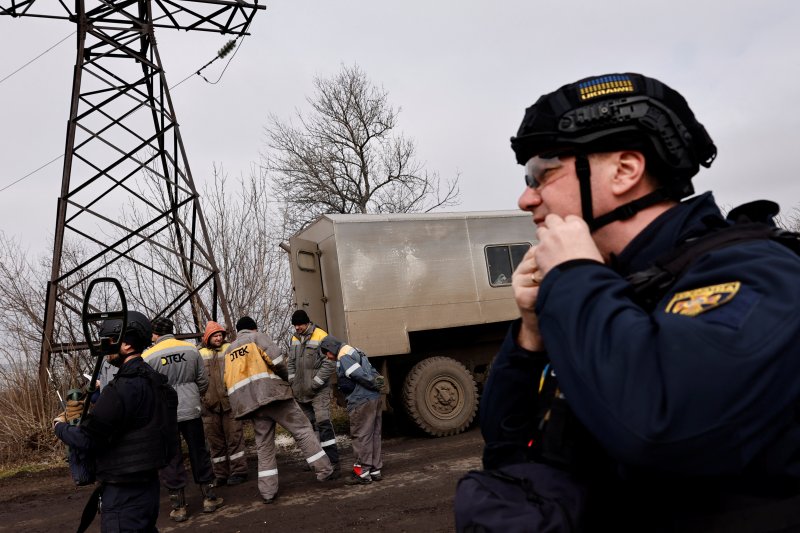 지난 3월20일(현지시간) 우크라이나 동부 코로비야르에서 비상 대처 지원들이 송전탑 주변에서 지뢰와 불발탄 수색 작업을 하고 있다.로이터뉴스1